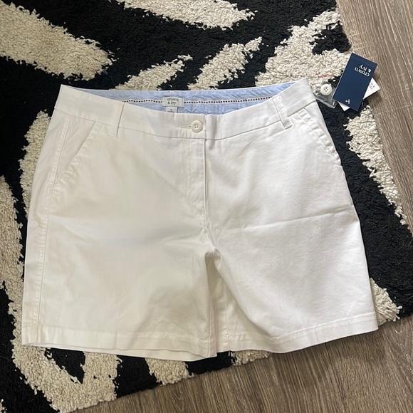 Crown & Ivy Caroline 7" Shorts - Picture 1 of 5